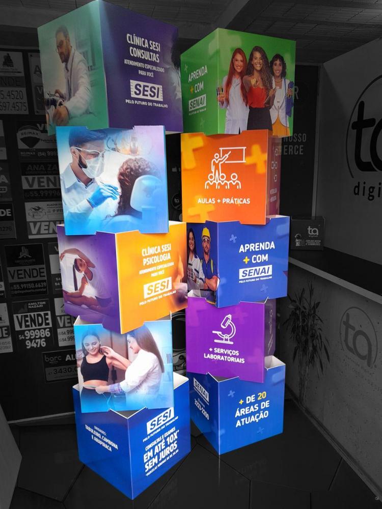 Totem Display Cubo