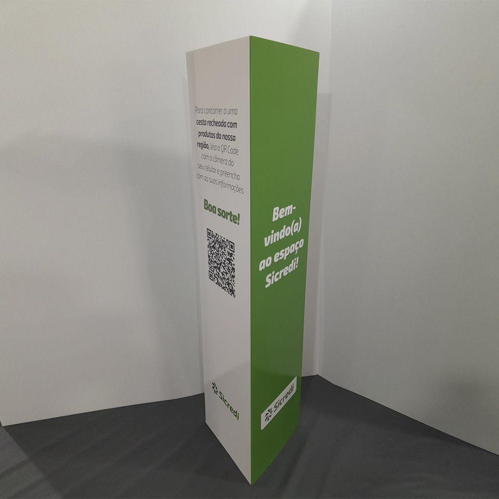 Totem Display Triedro